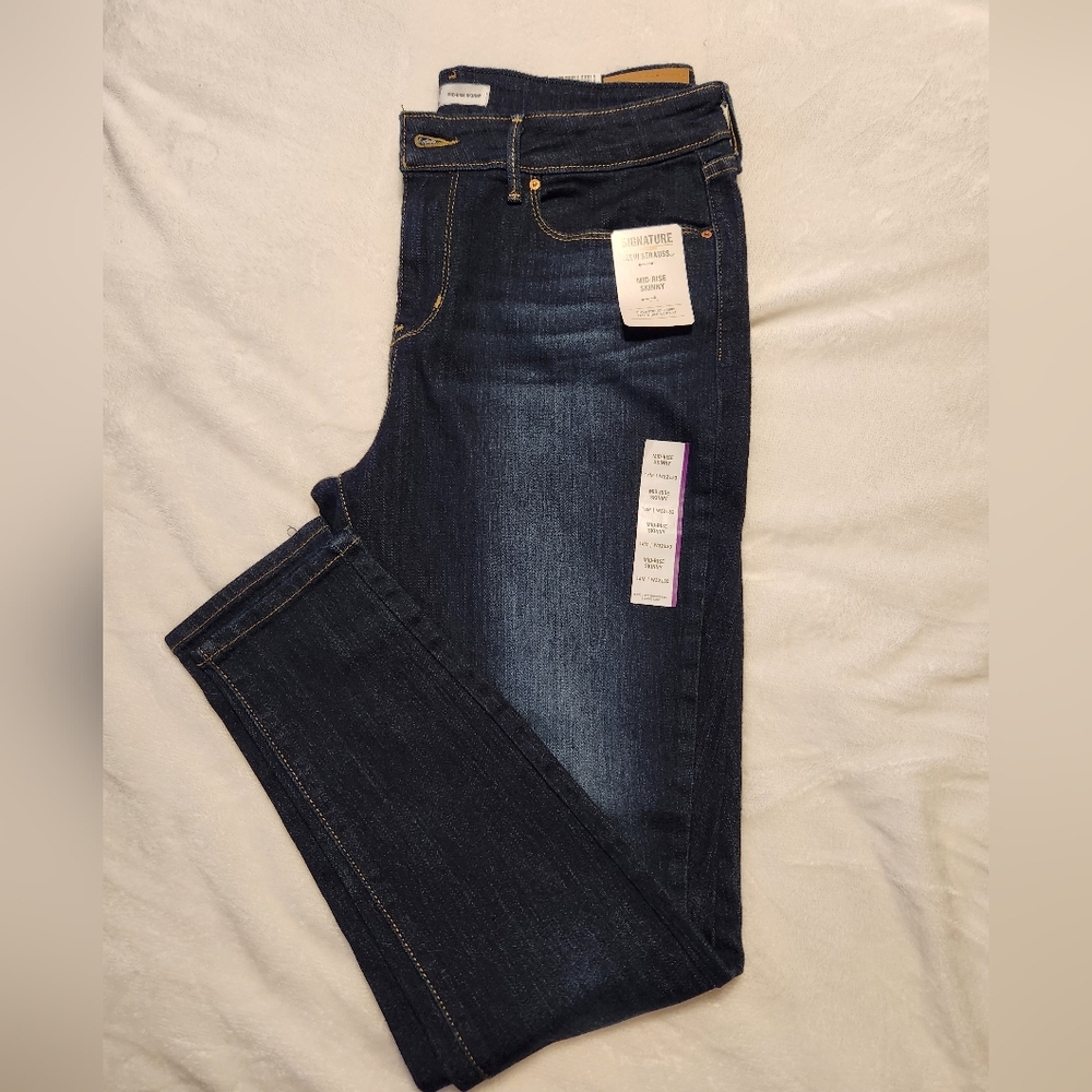 Women's Signature Gold Levi Strauss Mid-Rise Skinny Jeans. Size 14M W32 L30